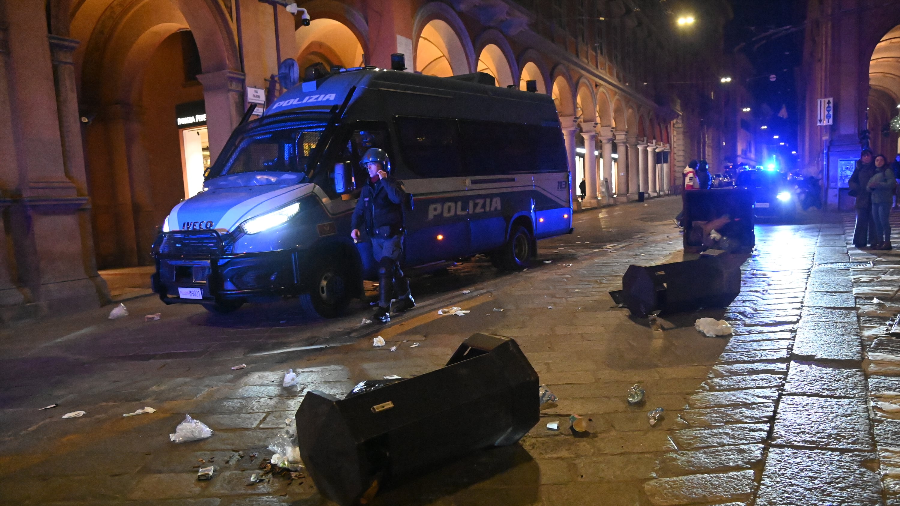 Altro che scudo assicurativo per i poliziotti. In caso di ferite in servizio devono pagare loro