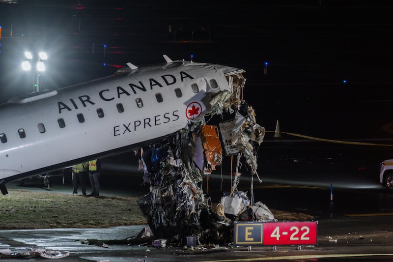 Aereo contro mezzo dei vigili del fuoco: scontro all'aeroporto LaGuardia di New York - FOTO 1