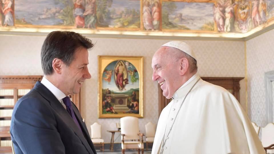 La megalomania di Conte dal Papa: "Noi siamo due riformatori"