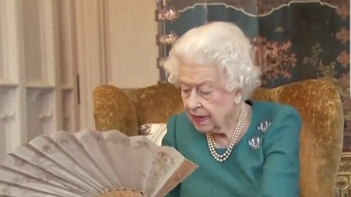 Il video virale della Regina con i cimeli dei suoi Giubilei