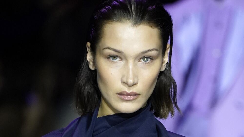Bella Hadid terrorizzata dal coronavirus a Milano, indossa la mascherina