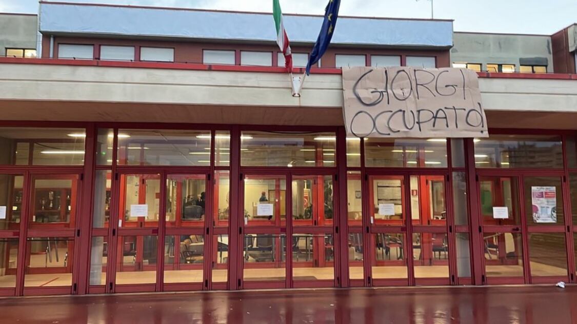 Scuola occupata e distrutta. La denuncia del preside: "Evidente connivenza"