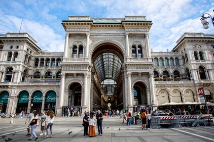 Lo sfregio dei vandali alla Galleria Vittorio Emanuele II 6