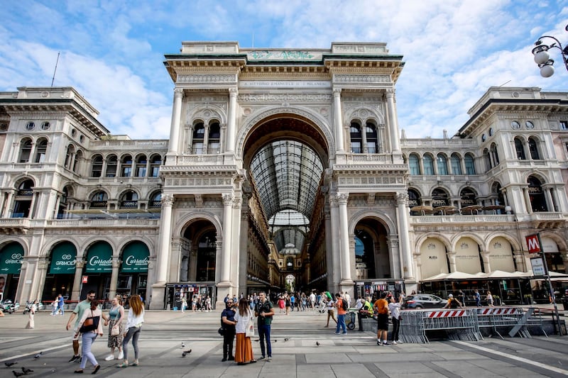 Lo sfregio dei vandali alla Galleria Vittorio Emanuele II 6