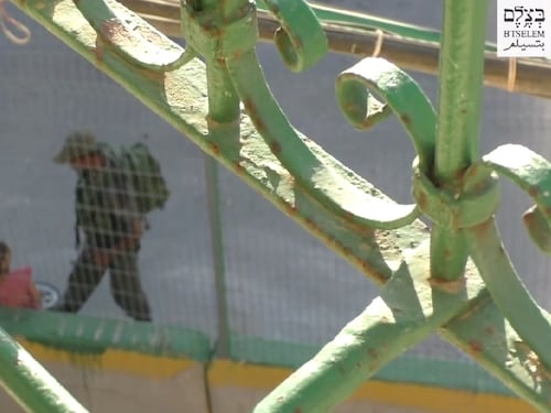 Soldato israeliano sequestra e butta la bici alla bimba palestinese