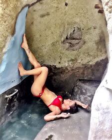Naike Rivelli, topless e lato B in spiaggia 38