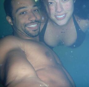 Ashley Graham sexy con gli occhiali 10