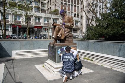 Vandalizzata la statua di Indro Montanelli a Milano  7