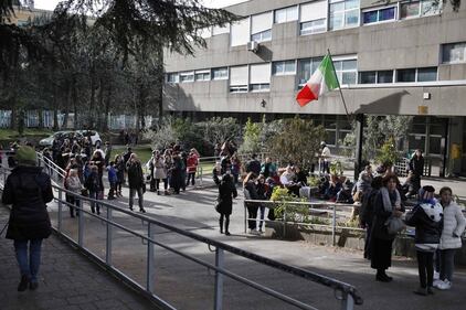 Terremoto, panico a Roma: chiusa metropolitana, evacuate scuole e uffici 10