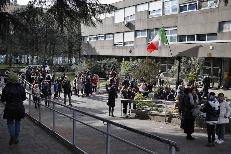 Terremoto, panico a Roma: chiusa metropolitana, evacuate scuole e uffici 10