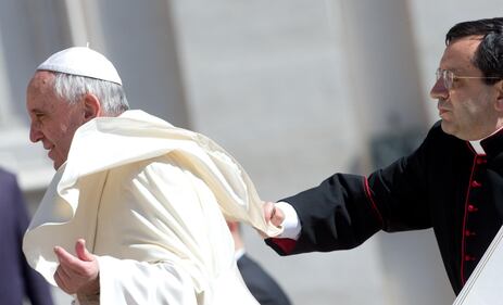 Papa Francesco litiga con il vento a San Pietro 2