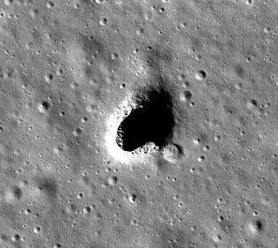Scoperta una grotta lunare 1