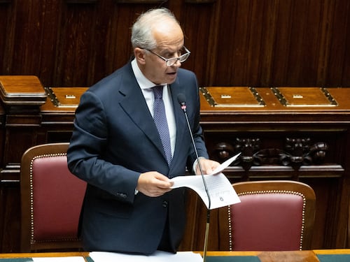 Non sa l’italiano, cittadinanza negata. Piantedosi approva