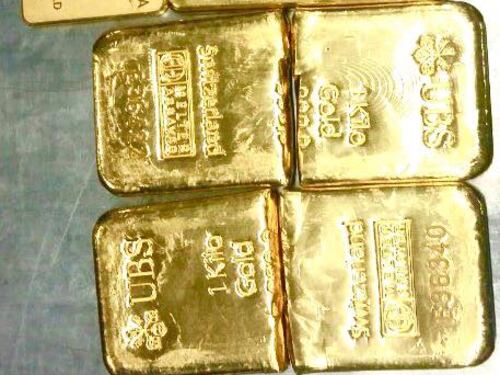 Dieci lingotti d'oro nel cestino dei rifiuti