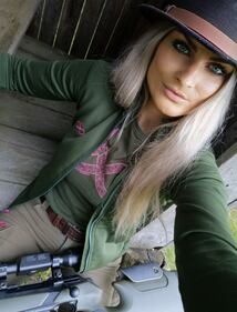 Petra Krchava , webstar slovacca minacciata di morte per le sue foto pro-caccia 2