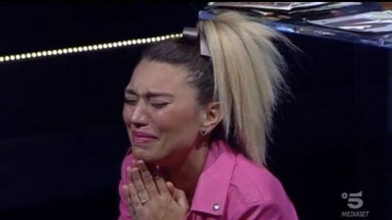 Gf, Bobby Solo scrive a Veronica: "Ci vediamo quando esci". Poi in diretta la canzone scritta per lei