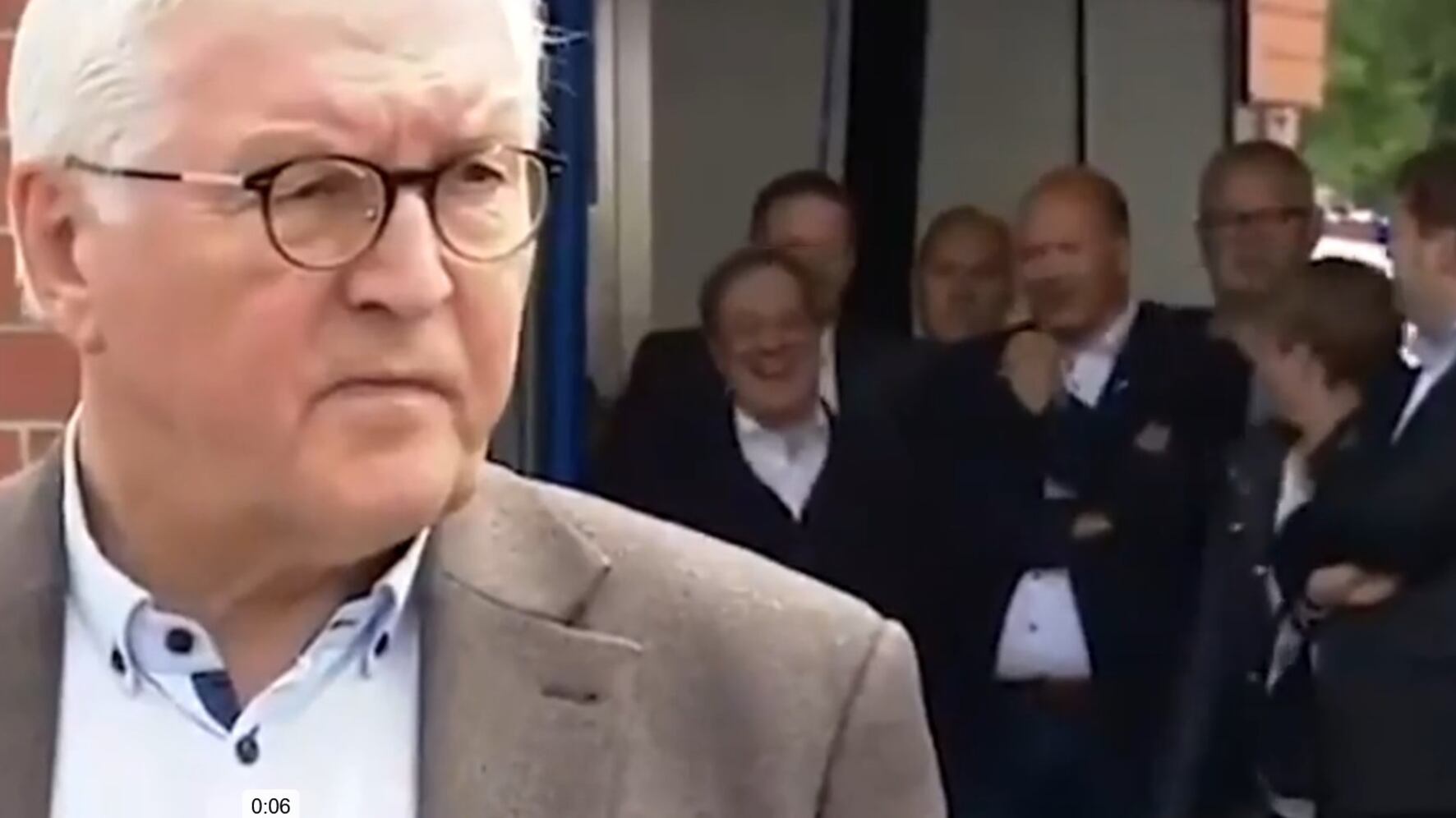 Il delfino della Merkel ride sul luogo dei disastri: è polemica