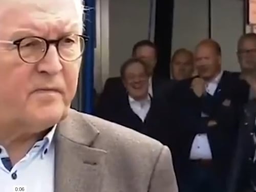 Il delfino della Merkel ride sul luogo dei disastri: è polemica