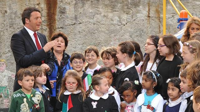 Scuola, linea dura di Renzi: "Le assunzioni si faranno"