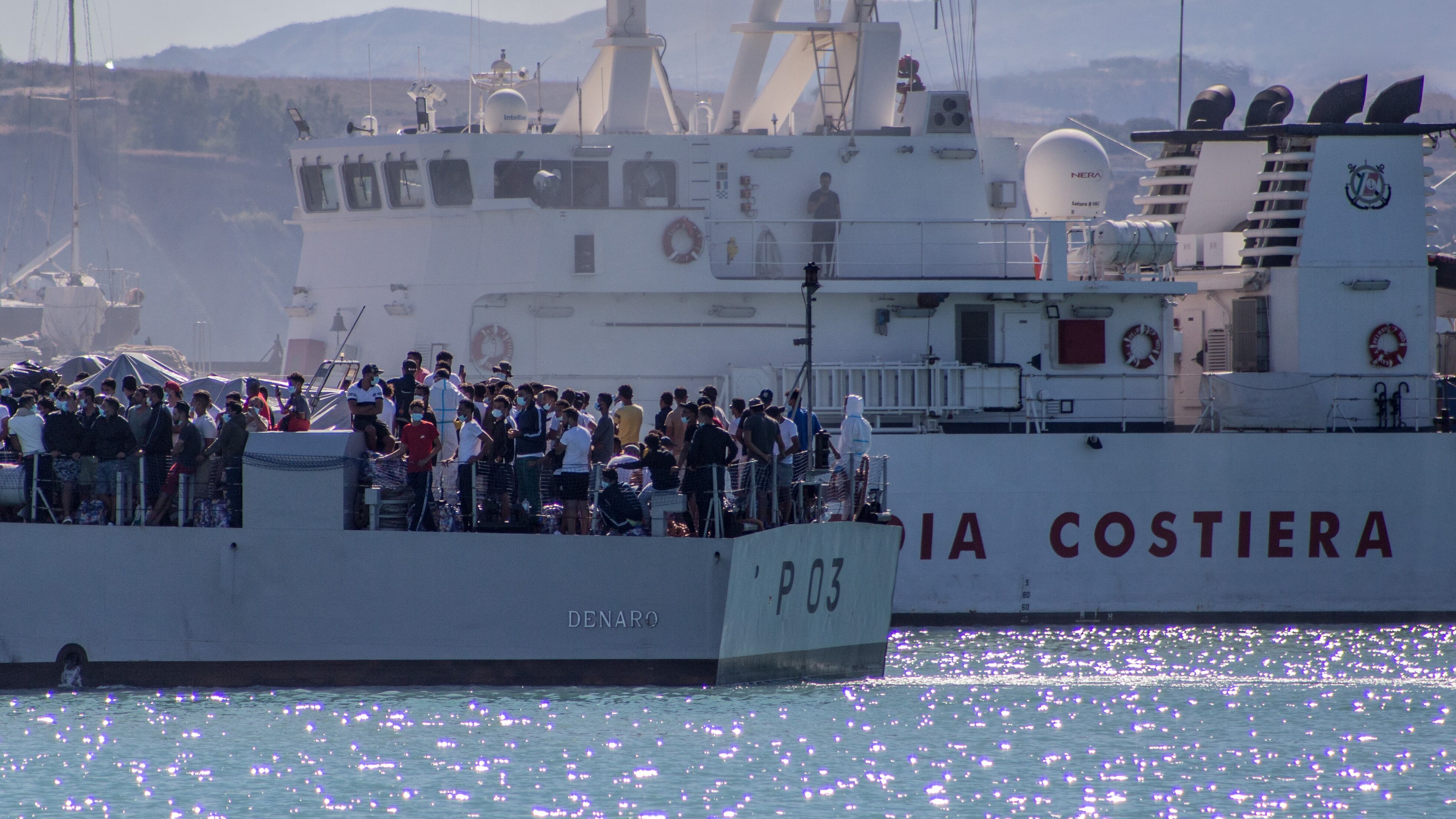 Mercantili pieni di migranti, parte l'assalto ai nostri porti