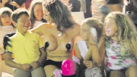 Cervia, burlesque davanti ai bambini