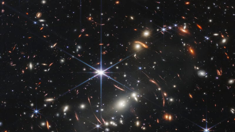 Lo strano caso del pianeta “ribelle” che orbita al contrario: cosa dice la scienza