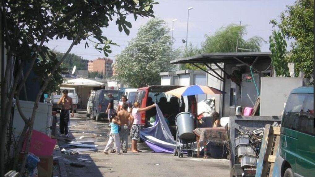 Mantova, il Pd dice di cacciare i rom Ma poi gli regala 95 mila euro