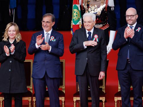 La mano sul cuore di Mattarella: "Costituzione saggia". Fallisce il blitz gretino
