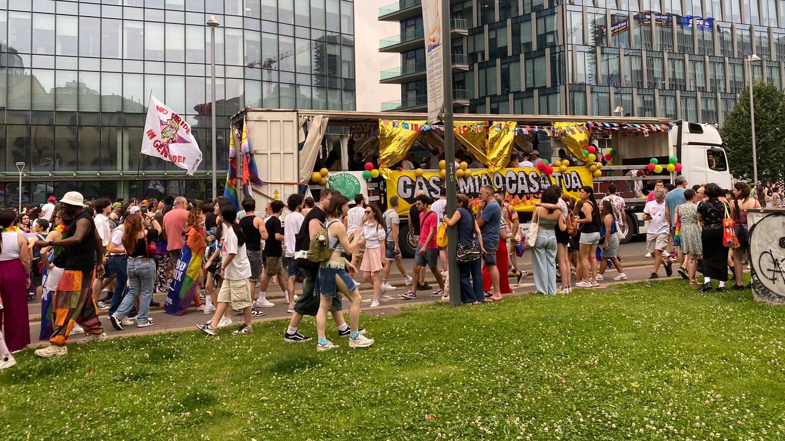 Palpeggiamenti al Pride, il "compagno che sbaglia" e quegli alpini crocefissi