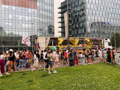 Palpeggiamenti al Pride, il "compagno che sbaglia" e quegli alpini crocefissi