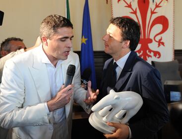 Striscia la notizia consegna un tapiro bianco a Renzi 4