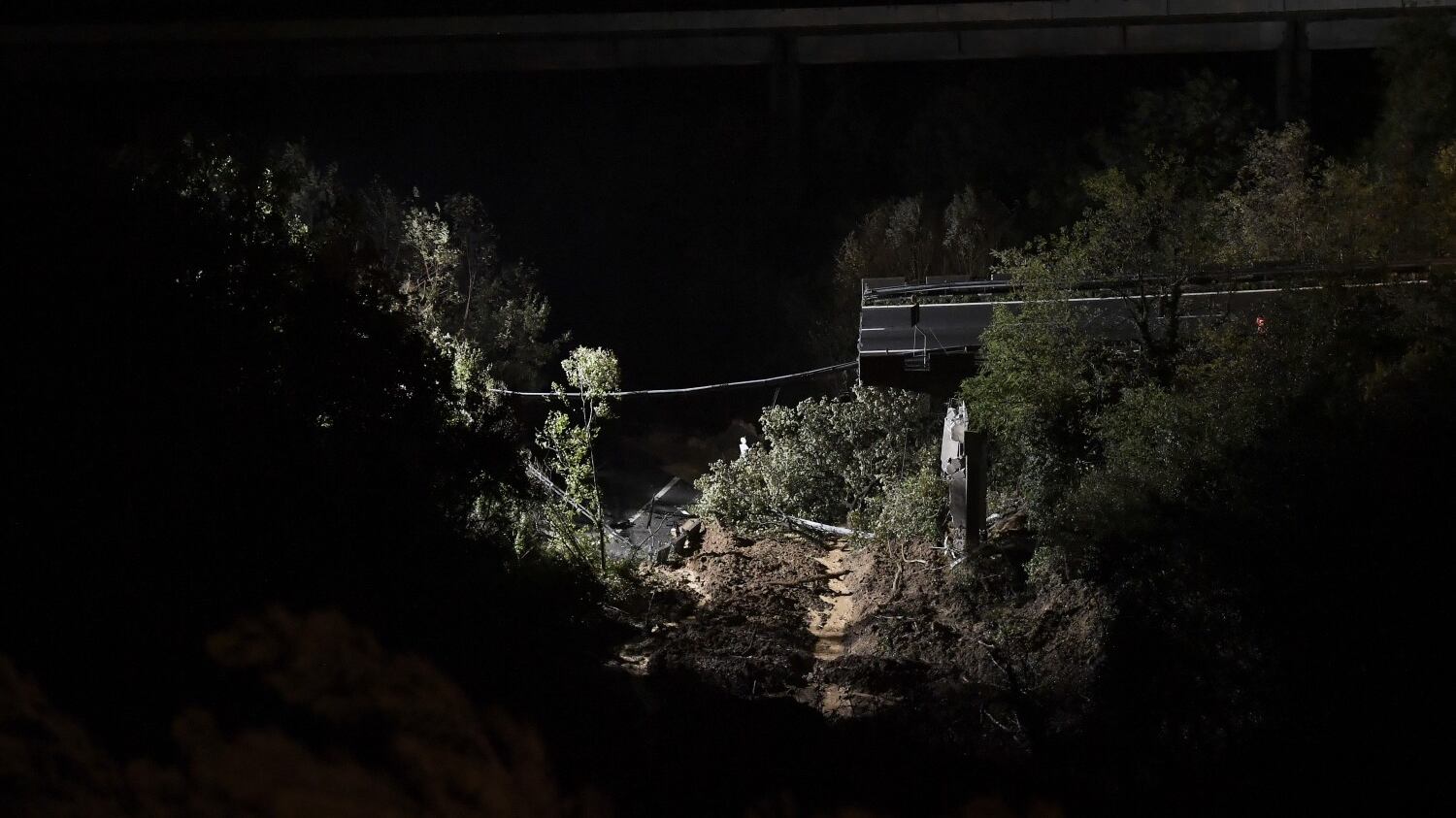 Paese a pezzi: crolla un ponte e un tratto di autostrada