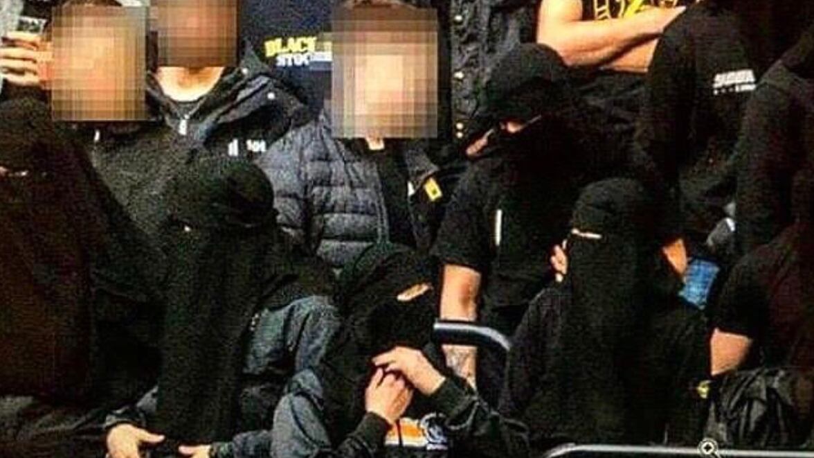 Svezia, sì al velo ma passamontagna bandito. E gli ultrà protestano col niqab