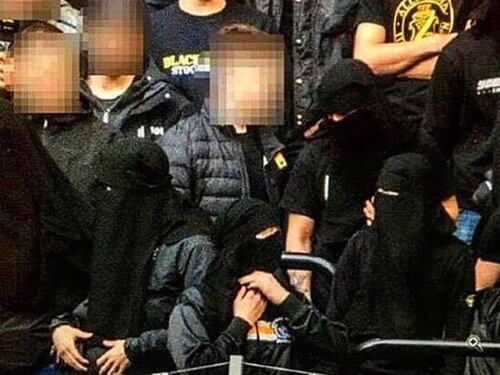 Svezia, sì al velo ma passamontagna bandito. E gli ultrà protestano col niqab