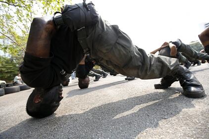 Polvere e prove di forza: gli allenamenti dei commandos thailandesi 6