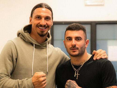 "Io mostro 2020, lui mostro 2021" La foto che scatena le polemiche
