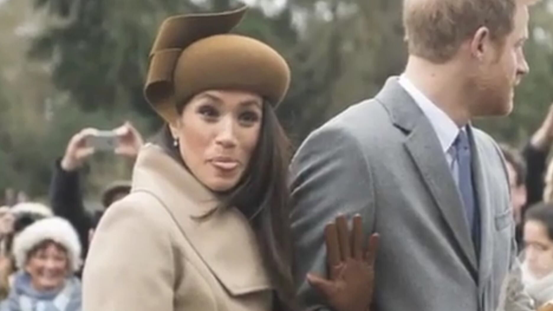Il principe non guarda, Meghan fa la linguaccia