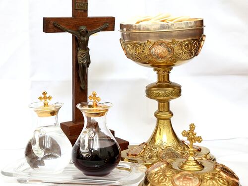 La Chiesa in "rosso": dimezzate le offerte dei fedeli