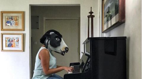 India, la protesta delle donne con la maschera da mucca