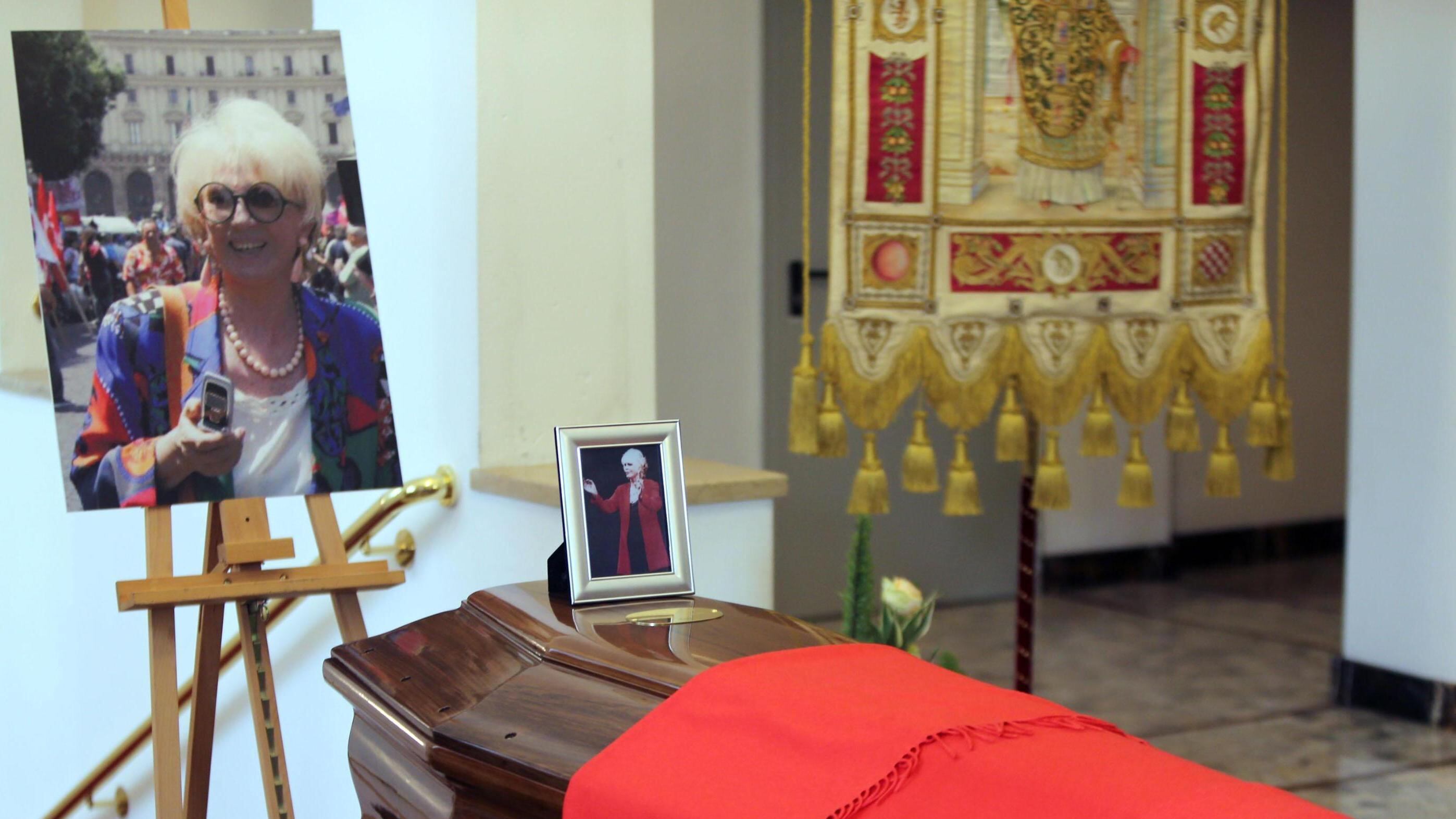 «Bella ciao» e bandiere rosse per l'addio a Franca Rame