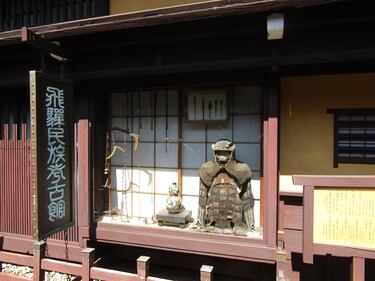 A Takayama, sul ponte dei "mostri" a difesa della tradizione 7