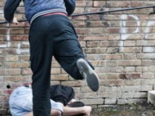 Baby gang di 30 ragazzini pesta passanti nella zona della movida
