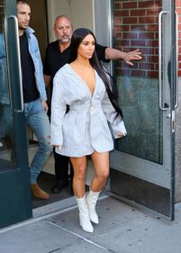 Kim Kardashian hot: bionda e scollata su Twitter 38