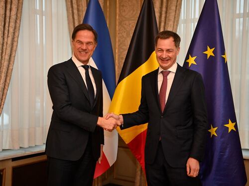 Gaffe del Primo ministro del Belgio: mostra bandiera olandese al contrario