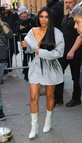 Kim Kardashian hot: bionda e scollata su Twitter 26