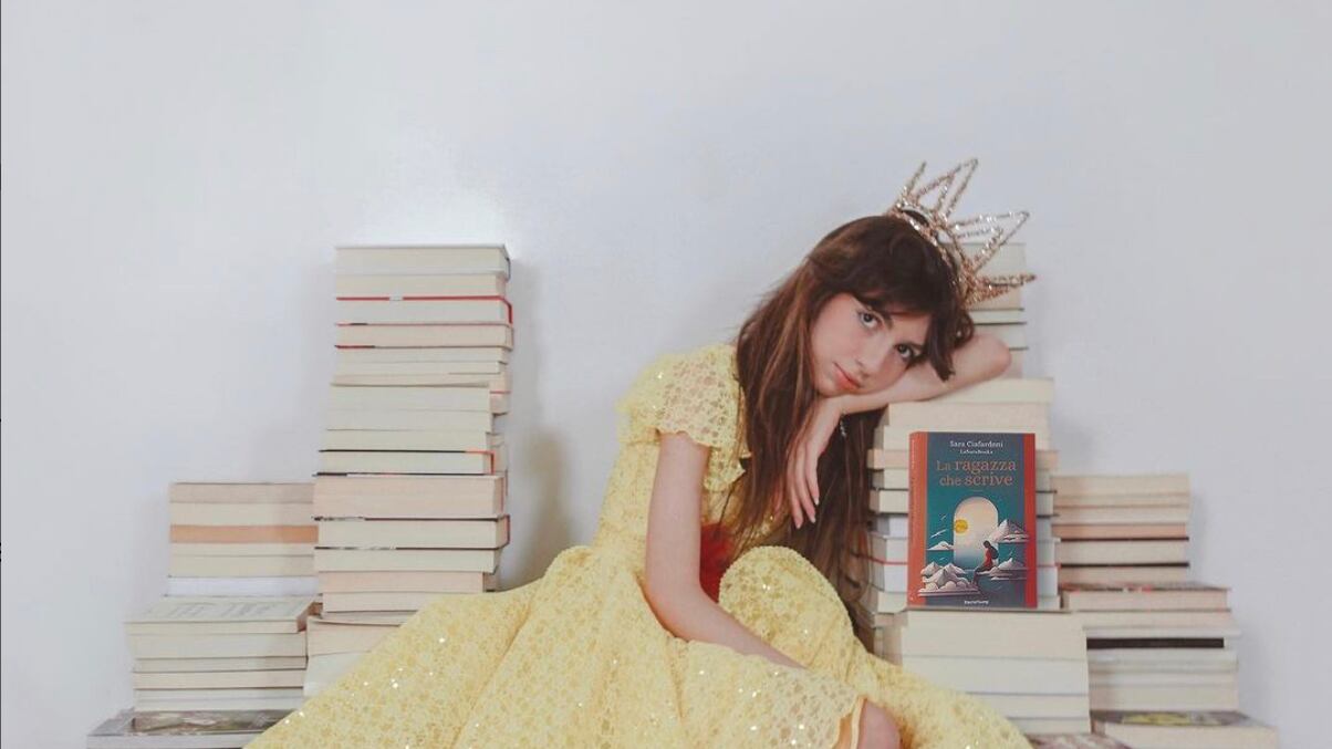 "La scrittura è il mio faro nel buio". Sara Ciafardoni tra malattia e passione sboccia l'amore per i libri