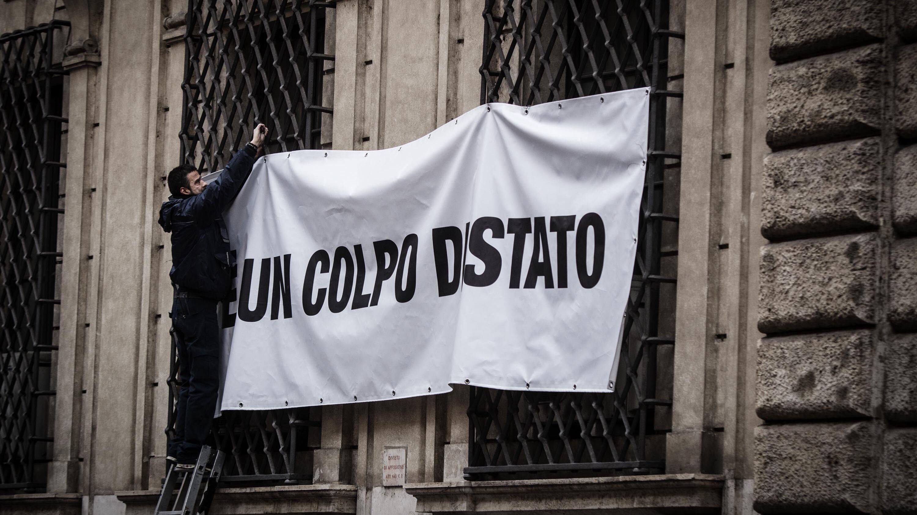 Parte la caccia ai berlusconiani: pullman bloccati e striscione sequestrato