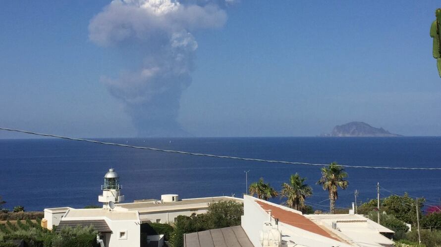 Stromboli il giorno dopo La grande fuga dei turisti (con la tentazione selfie)