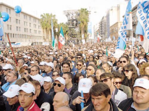 Il Pdl ha le casse vuote Berlusconi in piazza lancia la raccolta fondi