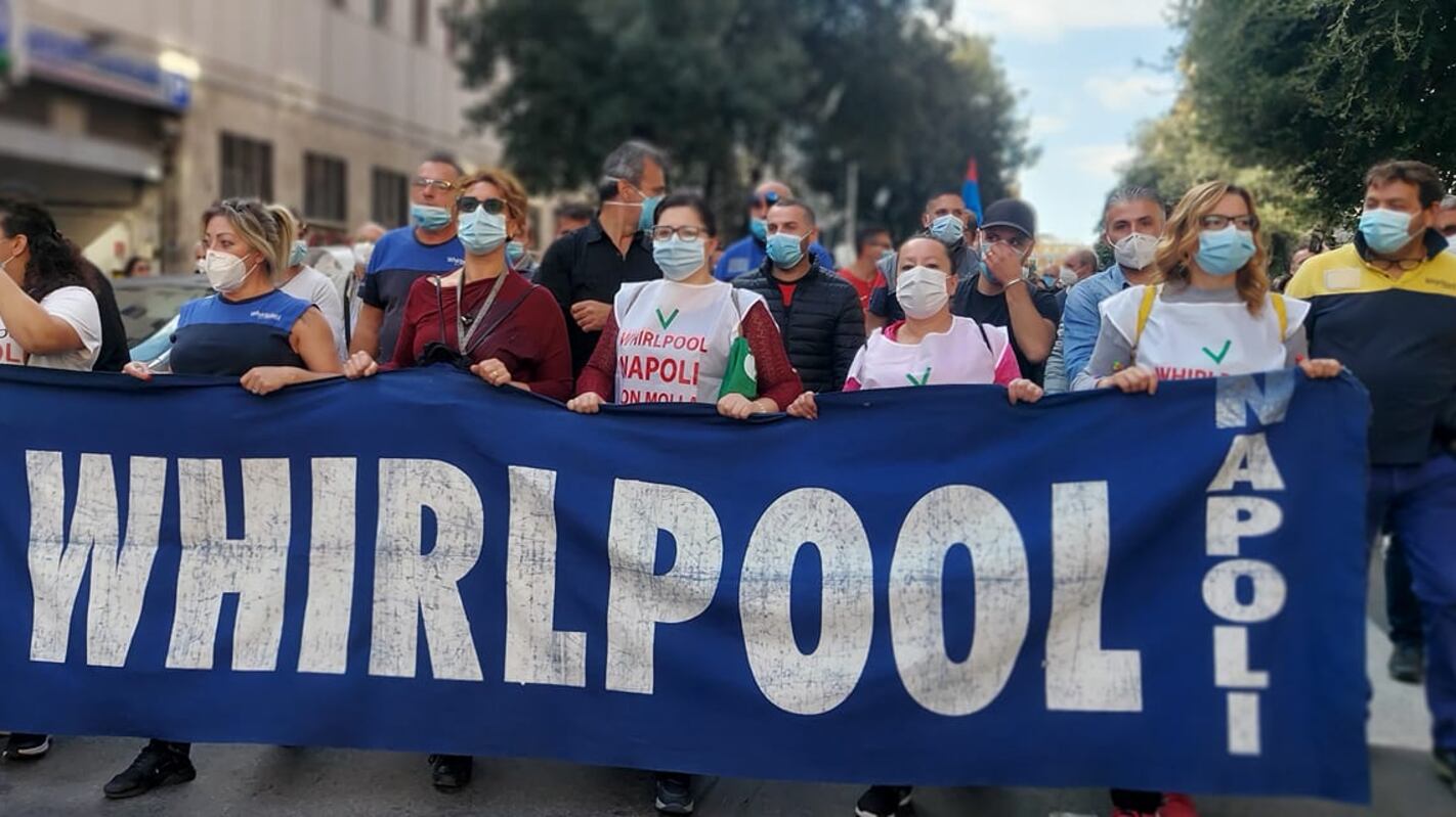 Nuova protesta degli ex dipendenti Whirlpool: bloccata l’autostrada A3